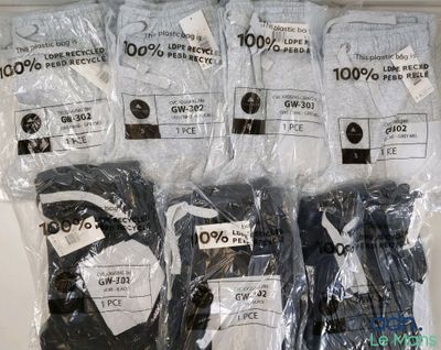 Plusieurs paires de chaussettes pour homme sont emballées dans des sacs en plastique