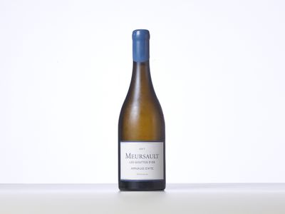 une bouteille de vin blanc posée sur une table