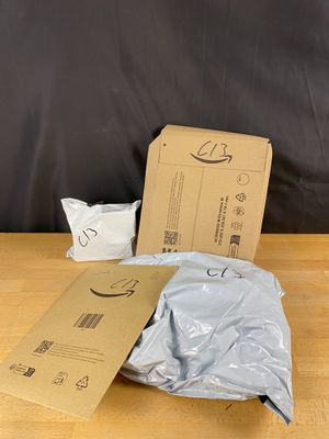 une boîte de papier hygiénique et un sac de papier hygiénique sur une table