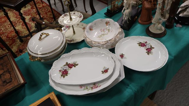 Lot de porcelaines dont Limoges, plusieurs modèles