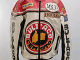 une photo d'une veste de motard posée sur un mannequin