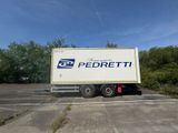 un camion semi-remorque garé dans un parking