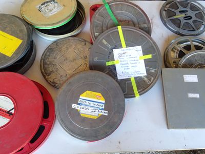 de nombreuses bobines de film posées sur une table