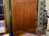 un placard situé dans un coin d'une pièce encombrée