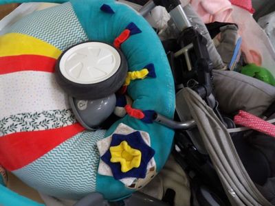 une photo d'un siège pour bébé dans une poussette