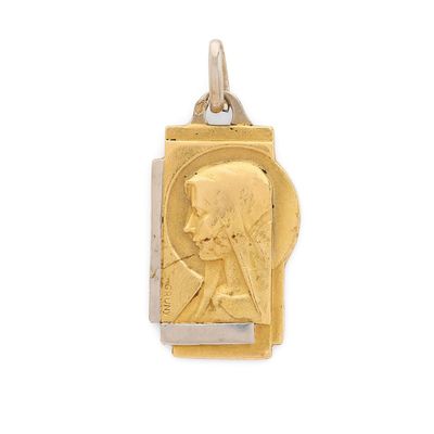 une image représentant un pendentif en or orné du portrait d'une femme de profil