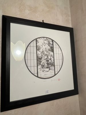 une photo d'un tableau accroché au mur d'une salle de bains