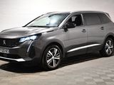 Le nouveau SUV Peugeot est garé dans le garage.