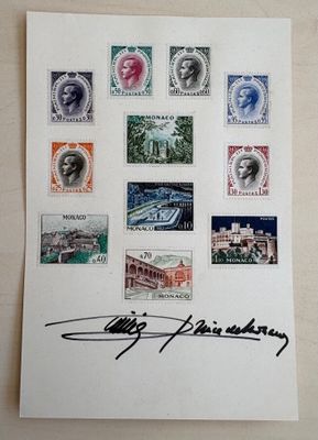une photo d'une photo d'une carte postale sur laquelle sont collés des timbres