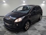 la photo d'une voiture noire garée dans un garage
