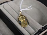 un pendentif en or orné d'un motif bleu et blanc