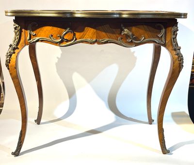 HOPILLIART & LEROY à Paris. Bureau plat de milieu en placage…