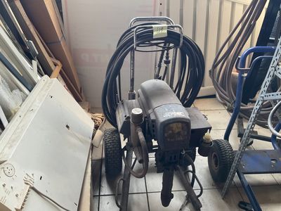 a machine that is sitting on the floor in a room