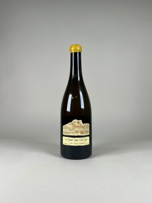 la bouteille de vin est posée sur la table à côté de la bouteille