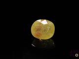 un diamant jaune sur une surface noire