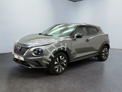 un SUV Nissan QX Sport gris garé dans un garage