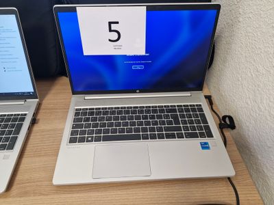 deux ordinateurs portables posés sur un bureau