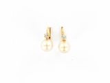 une paire de boucles d'oreilles en perles et diamants