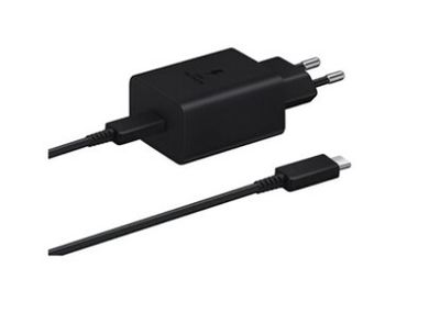 un chargeur noir muni d'un câble USB