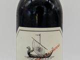 une bouteille de vin posée sur une table
