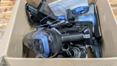 une boîte en carton remplie d'objets hétéroclites sur une table