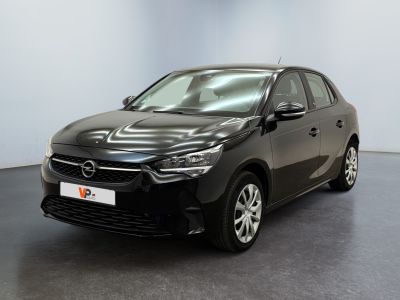 la photo d'une voiture noire garée dans une salle d'exposition