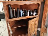 une armoire en bois sur laquelle sont posés de nombreux produits capillaires