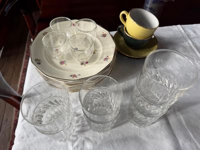 une table sur laquelle sont posés plusieurs verres et assiettes