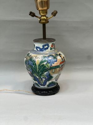 une lampe posée sur une table