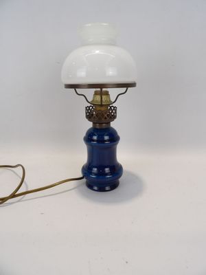 Petite lampe de chevet en faïence bleue et opaline.