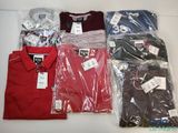 beaucoup de polos pour hommes posés sur la table
