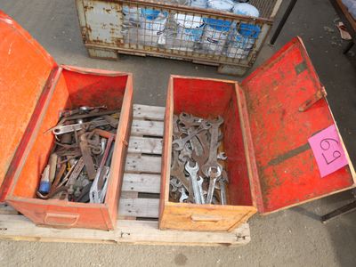deux caisses contenant des outils, posées sur une palette