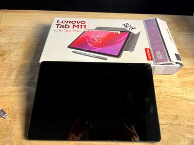 une boîte posée sur la table, avec un ordinateur portable dessus