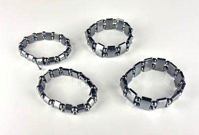 Réunion de quatre bracelets modernes extensibles ornés de pl…