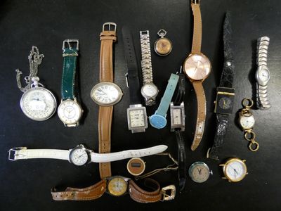 de nombreux modèles de montres posés sur une table noire