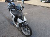 une moto garée sur le côté de la rue