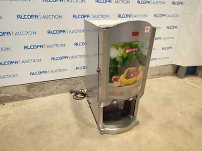 une machine posée au sol devant un mur