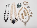une collection de bijoux comprenant des colliers, des bracelets et des bagues