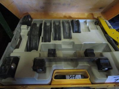 une boîte contenant des outils, posée sur une table
