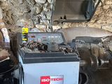 un tas d'ordures à côté d'une machine et d'une poubelle