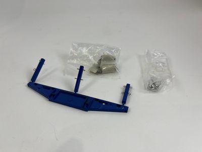 un gros plan d'un objet en plastique posé sur une table, à côté d'un sac en plastique