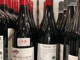 de nombreuses bouteilles de vin sur une étagère dans un magasin