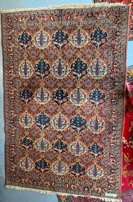 une image représentant une femme tenant un tapis dans ses mains