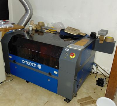 une machine posée sur le sol d'une pièce