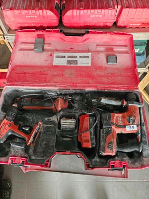 une boîte à outils rouge avec des outils sur le sol
