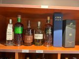 de nombreuses bouteilles d'alcool posées sur une étagère dans un magasin