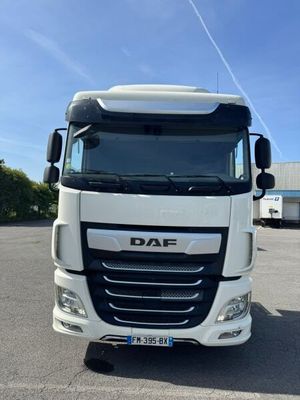 un camion blanc garé dans un parking