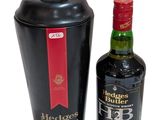 deux bouteilles d'alcool sont posées l'une à côté de l'autre sur une surface blanche