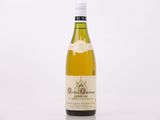 une bouteille de vin posée sur une table