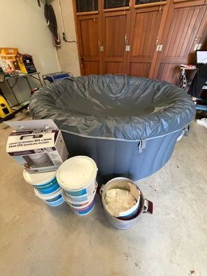 Ensemble spa gonflable avec pompe, accessoires et produits d…